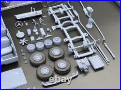 1/25 1972 International Harvester Travelall 4th Gen Resin Model Kit with Engine