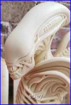 Alien Bust Figure Model Kit Unpainted Unassembled GK Resin H31cm(12.5inch)