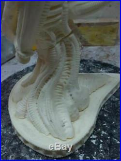 Unpainted and unassembled 1/3 alien bust, PU resin model kit